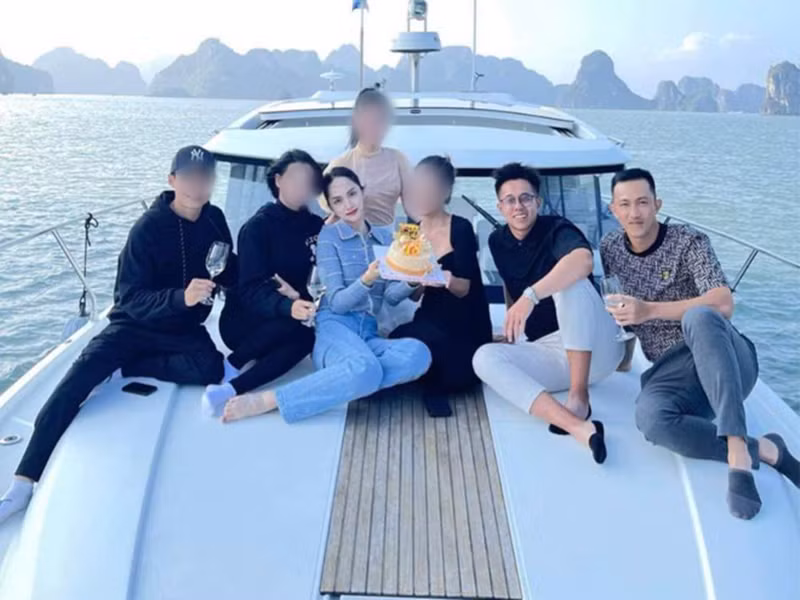 Mới đây, Criss Lai còn lộ ảnh bên Hương Giang và Matt Liu trên du thuyền. Ảnh: Tổ Quốc