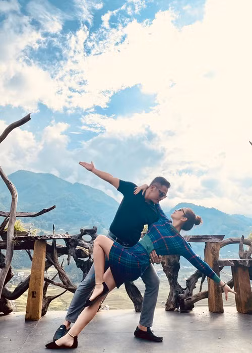 Nữ MC bày tỏ khi khoe ảnh khiêu vũ cùng ông xã doanh nhân: "Tình yêu là một vũ điệu đa sắc màu. Hãy dìu nhau qua từng bước, anh nhé".