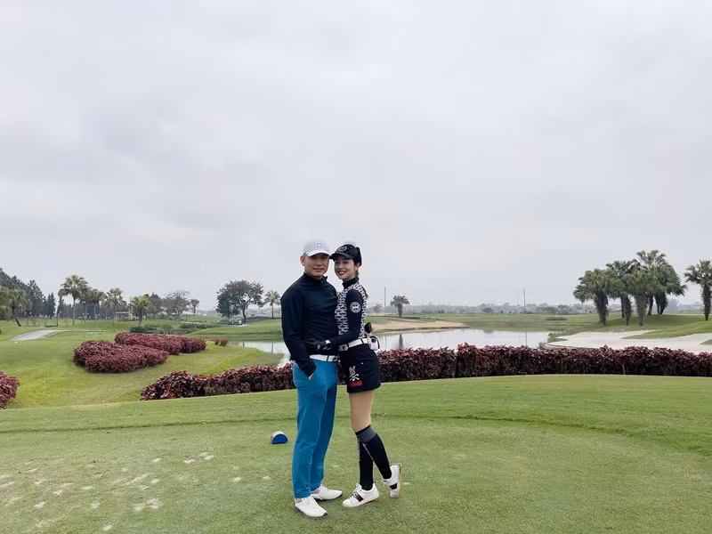Cặp đôi giữ lửa hôn nhân bằng những nụ hôn chào buổi sáng, hôn trước khi ra khỏi nhà hoặc lúc trở về, hẹn hò ăn tối, xem phim, đi du lịch, tập golf.