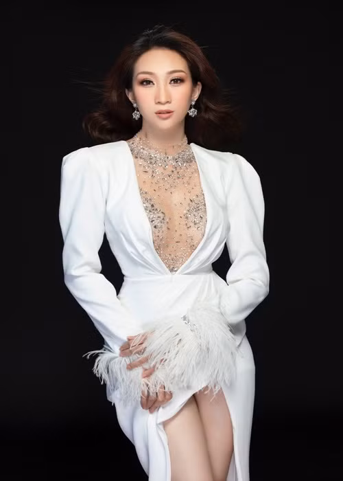 Nữ ca sĩ còn tìm đến phẫu thuật thẩm mỹ để lấy lại sự tự tin và trẻ đẹp hơn. Ảnh: Yan