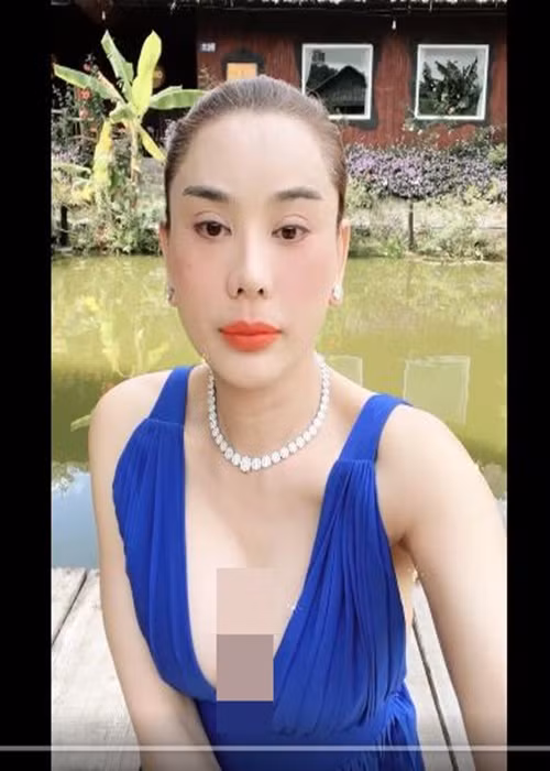 Nữ ca sĩ chuyển giới liên tục mặc gợi cảm khi livestream.
