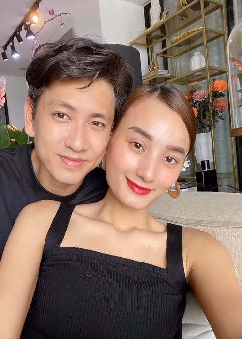 Kỷ niệm 7 năm ngày ăn hỏi, Đỗ An tâm sự: "Cuộc sống hôn nhân giống hệt như trò chơi tàu lượn siêu tốc. Lên đỉnh, rồi lao xuống không phanh, có cả lộn mèo hai ba vòng và nhìn mặt nhau la hét inh ỏi. Nhưng quan trọng nhất vẫn là sau tất cả những cảm giác mạo hiểm đó, anh vẫn muốn tiếp tục ngồi trên con tàu này cùng em. Vì ngoài việc anh không thể lộn mèo một mình, thì sự thú vị trong cuộc sống sẽ không còn nữa khi không có em”.
