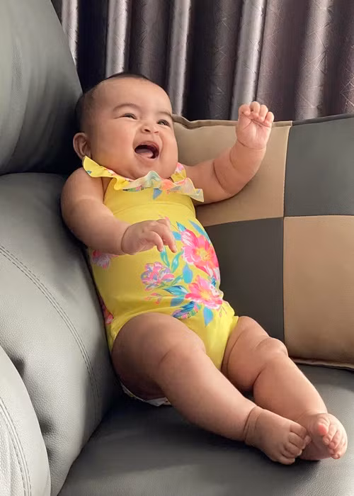 Bé Moon có vẻ ngoài bụ bẫm với chân tay tròn lẳn, đôi má phúng phính.