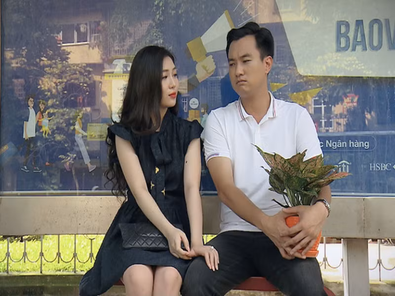 “Phố trong làng” tạm dừng phát sóng từ ngày 3/1/2022. Đạo diễn Nguyễn Mai Hiền cho biết, đoàn phim tạm ngưng quay vì diễn biến phức tạp của dịch COVID-19 tại Hà Nội. Ảnh: Người lao động