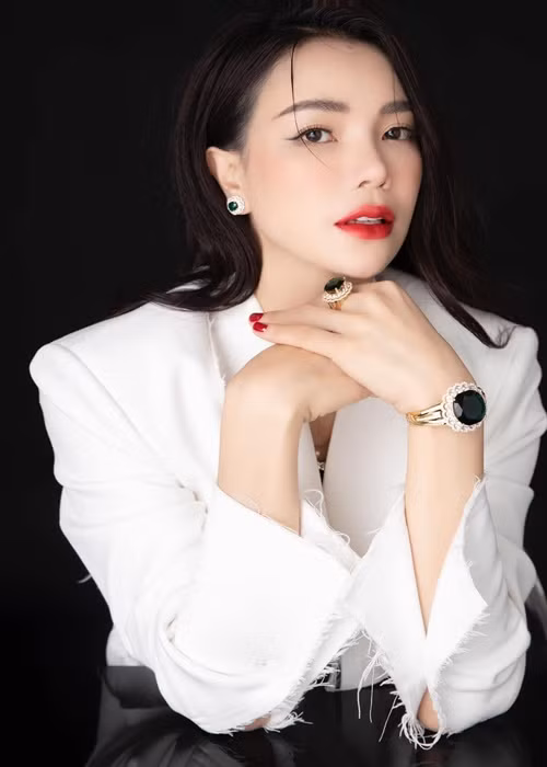 Giữa ồn ào, Trà Ngọc Hằng phân trần kịch bản ban đầu không có nhiều cảnh phản cảm như clip đã đăng tải trên mạng. Theo chân dài, khi đến trường quay, đạo diễn mới yêu cầu cô thực hiện các cảnh quay không có trong kịch bản. Ảnh: FB Trà Ngọc Hằng