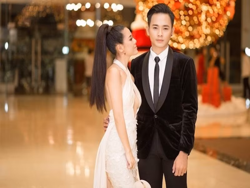 “Tôi gặp chị Nam Thư khi tham gia một vở diễn tốt nghiệp trong trường Sân khấu và từ đó đi theo chị ấy luôn. Chị làm gì tôi phụ đó. Tới lúc tôi thi Cười xuyên Việt, chị Nam Thư lại ngồi làm ban cố vấn. Sau khi thi xong, tôi làm sản phẩm riêng, rồi chị Nam Thư cũng ra sản phẩm. Bởi vậy nên chúng tôi hỗ trợ, giúp đỡ lẫn nhau rồi đi chơi chung”, Anh Tú trải lòng. Ảnh: Sức khỏe và đời sống