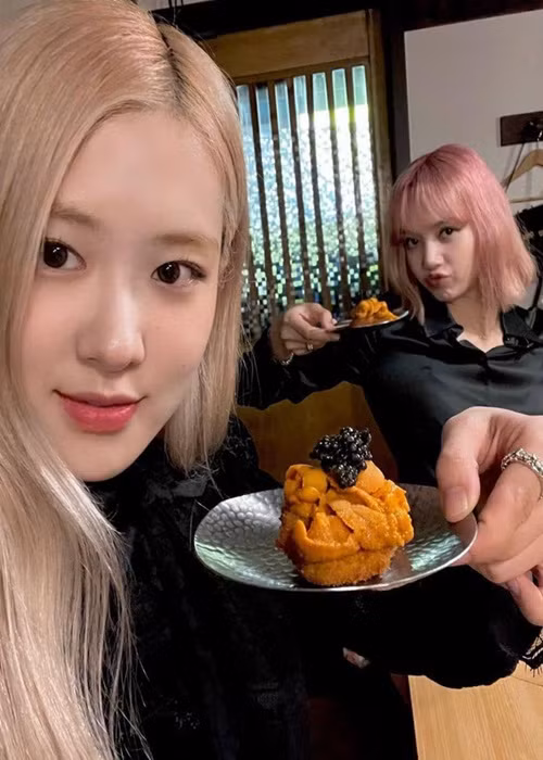 2 thành viên nhóm nhạc Black Pink - Rose và Lisa vui vẻ ăn tối trong ngày cuối năm. Cả hai sẽ bước sang tuổi 25 vào năm 2022.