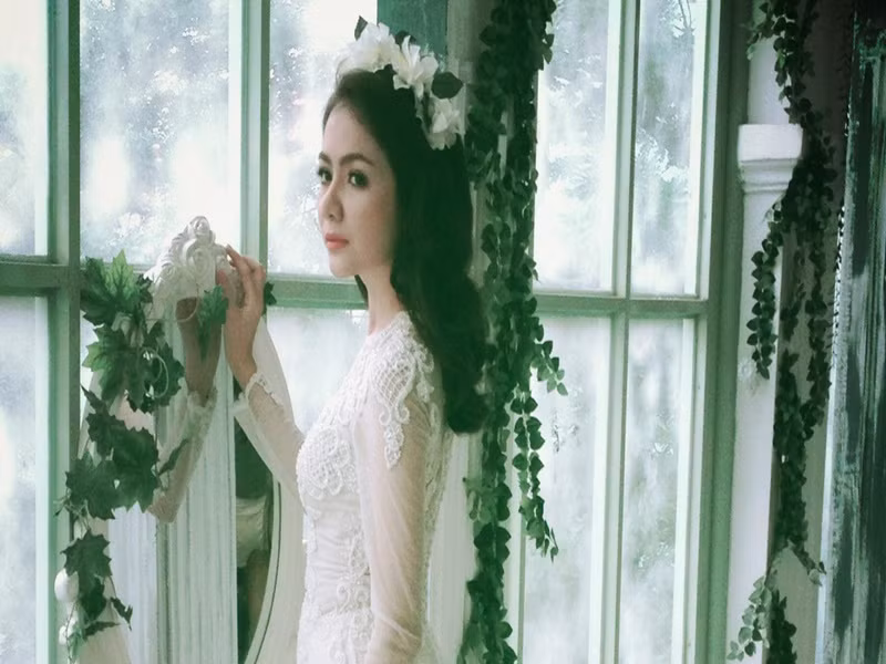 Diễn viên Ái Châu cũng từng gặp tai nạn xe hơi. Cách đây ít năm, khi đang cầm lái, chiếc xe của cô nổ lốp, lao vào cột điện gần đó, đầu của Ái Châu va đập mạnh vào vô lăng khiến cô bất tỉnh.
