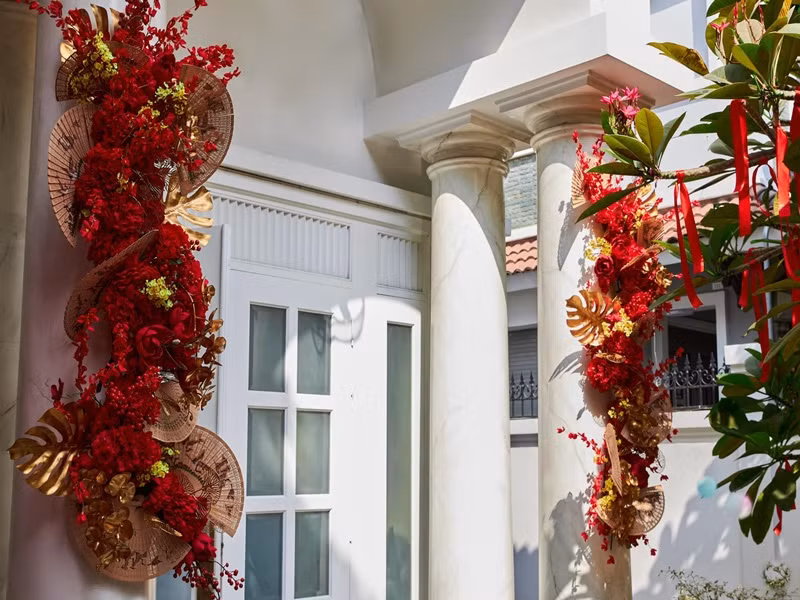 Đoàn Di Băng khoe các góc biệt thự phủ sắc đỏ.