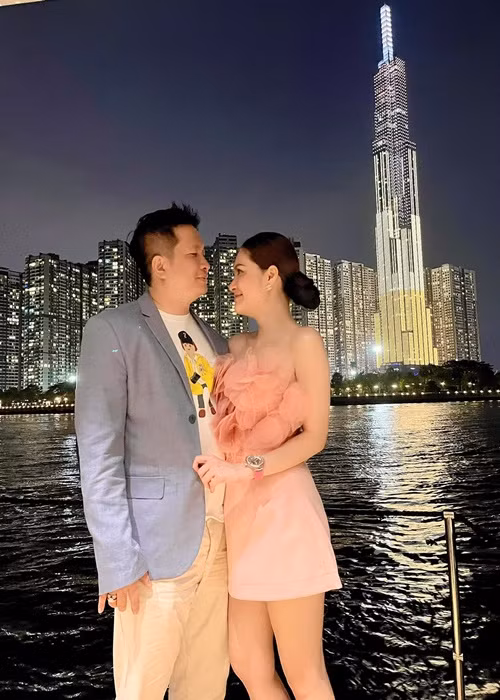 Vợ chồng Di Băng thường xuyên khoe siêu xe và những cuộc dạo chơi du thuyền trên trang cá nhân.