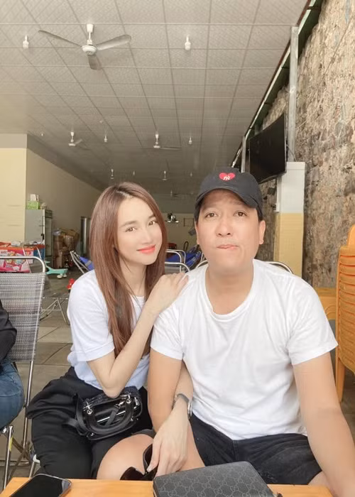“Dù bận rộn thế nào vợ tôi vẫn dành thời gian để chăm lo nhà cửa, chăm lo bữa cơm gia đình. Bà xã tôi quả là nhất. Vợ là số 1!”, Trường Giang từng nói.