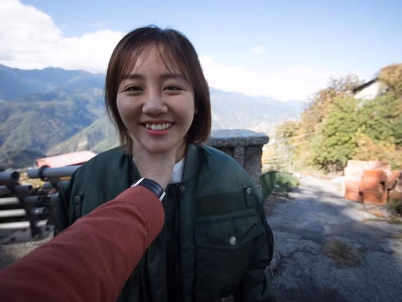 Chia sẻ về bạn trai, Văn Mai Hương từng cho biết, người yêu không ở trong showbiz. Cả hai quen biết nhau qua bạn bè. Lúc đầu, nữ ca sĩ nghĩ chắc bạn trai là gay bởi anh có ngoại hình thư sinh, đẹp trai, thường mặc áo sơ mi đóng thùng bảnh bao. Ảnh: FB Văn Mai Hương