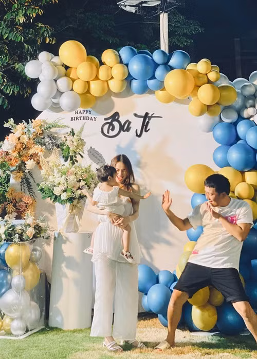 Khoảnh khắc hài hước giữa Trường Giang và con gái trong tiệc sinh nhật.