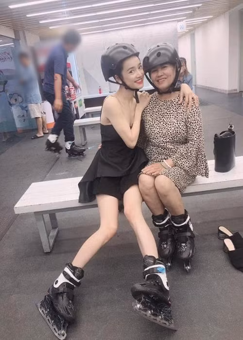 Trường Giang từng chia sẻ Nhã Phương bị ám ảnh vì cân nặng. "Vợ tôi không xấu đâu, ngày ngủ 2-3 tiếng thôi, sáng 6 giờ đã dậy tập thể dục. Vợ tôi là mẫu người bị hoang tưởng về cân nặng, chỉ cần tăng 1kg cũng than, như thể ngày nào cũng tăng cân", anh nói. Ảnh: FBNV