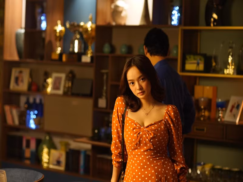 Giống Lan Ngọc, Kaity Nguyễn cũng là nữ chính phim Việt trăm tỷ khi góp mặt trong phim "Em chưa 18", và "Tiệc trăng máu".