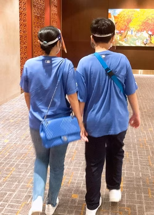 Việt Trinh kể, cô giấu con trai là nhóc tì nhà sao Việt nên khi bé Thiện Nhân phát hiện có nhiều người hay xin chụp hình với Việt Trinh, nữ diễn viên vờ giải thích rằng họ chỉ là người quen.