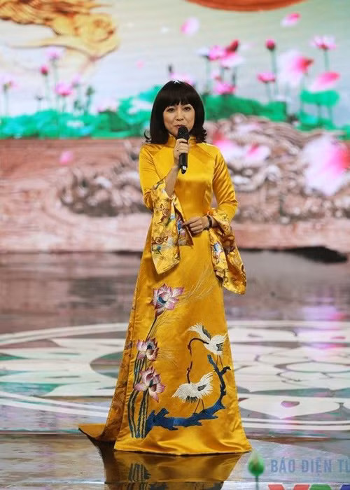 Trong Táo Quân 2015, nữ MC diện đến 2 bộ áo dài được thiết kế cách điệu. Ảnh:VTV
