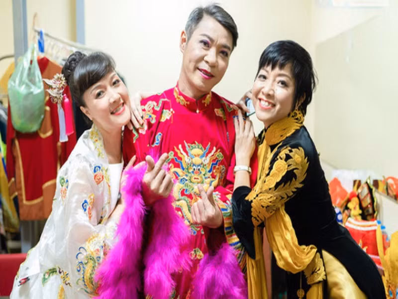 Trong phần mở đầu chương trình Táo Quân 2021, Thảo Vân đi chân đất do đôi giày cao gót cùng bên phải. Ảnh: Dân Việt