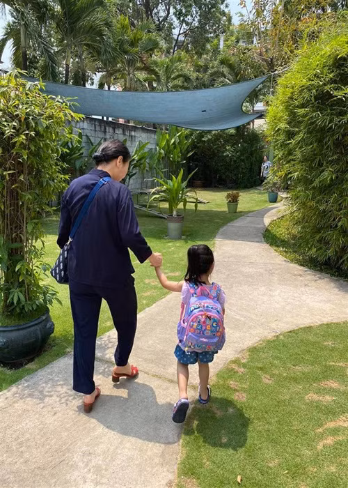 Bà Thanh Thủy cưng chiều con gái của Thu Thảo. Ảnh: FBNV