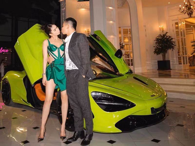 Cả hai nhiều lần tình tứ như đôi tình nhân.