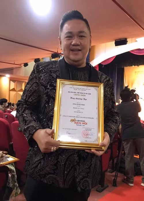 Mới đây, Minh Béo khoe nhận Huy chương bạc tại Liên hoan Kịch nói toàn quốc 2021 khu vực phía Nam. Nhiều khán giả cho rằng anh không xứng đáng bởi từng ngồi tù vì tội ấu dâm ở Mỹ.