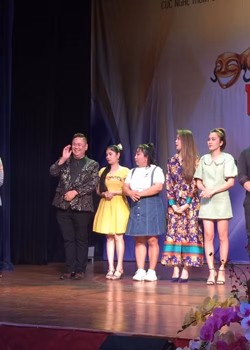 Năm 2017, lãnh đạo Sở Văn hóa - Thể thao TPHCM đưa ra khuyến cáo Minh Béo không nên trở lại showbiz để tránh làm xấu môi trường nghệ thuật. Tuy nhiên, Minh Béo vẫn tham gia biểu diễn.