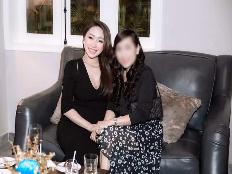 Vợ Chi Bảo vẫn tươi tắn, rạng rỡ dù sinh con chưa đầy tháng.