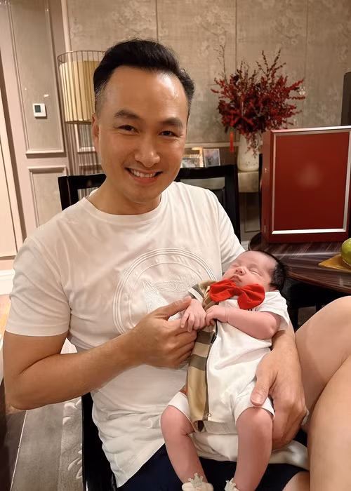 Thùy Chang chia sẻ: "Cả nhà đợi qua đúng 12h đêm, đột nhập vào phòng dựng ông xã Chi Bảo dậy thổi nến sinh nhật. Cảm giác y như ngóng đến giao thừa. Năm nay Chang đã có thêm đồng minh rồi nên đội hình rất mạnh. Chúc chồng yêu tuổi mới luôn thành công với những dự án tâm huyết trong năm nay và luôn là chỗ dựa vững chãi cho 2 mẹ con. Yêu cục kim cương to đùng".
