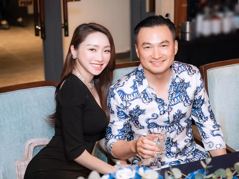Vợ kém 16 tuổi của Chi Bảo rạng rỡ sau 1 tháng ở cữ Vo kem 16 tuoi cua Chi Bao rang ro sau 1 thang o cu