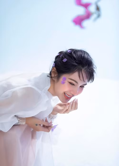Thủy Tiên khoe nhan sắc rạng rỡ.