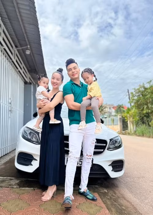 Nam diễn viên tiết lộ, vợ anh thấy chồng quyến rũ nhất khi mang tiền về nhà. Bởi vậy, mỗi khi nhận cát-sê, về nhà anh sẽ rải tiền khắp nhà từ tầng 1 tới tầng 3 để vợ nhặt trong niềm vui sướng.