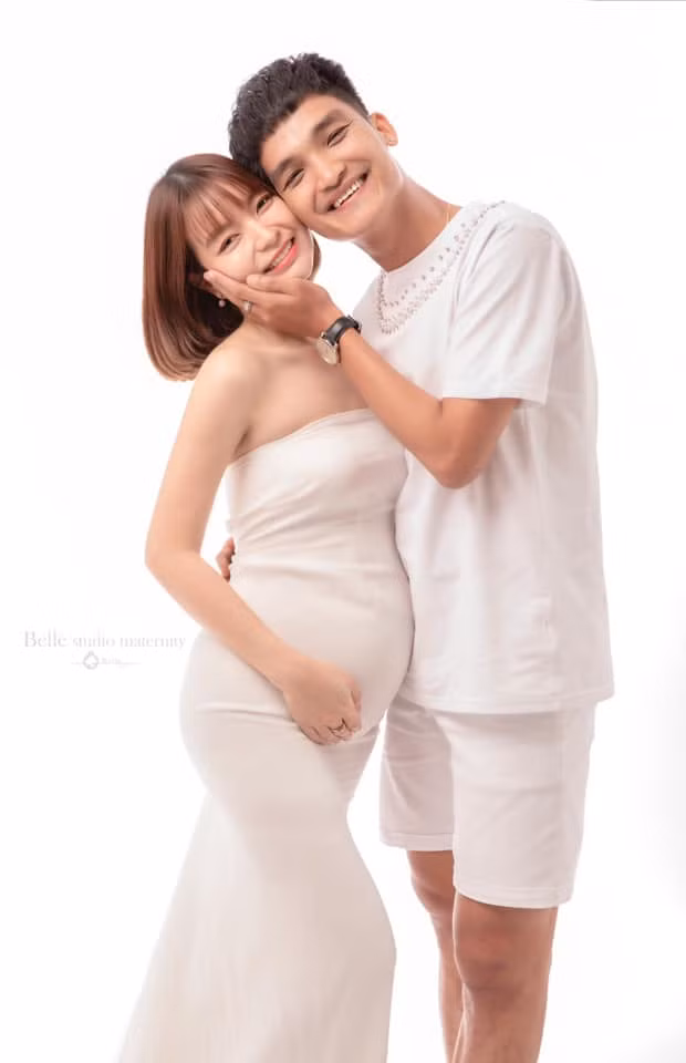 Thảo Vy chia sẻ: “Khoa không cho mình làm gì cả, ở nhà ăn gì thì Khoa nấu, nếu bận đi quay thì có người mua. 3 tháng đầu thì mình bị nghén, ăn gì cũng không ngon và nhanh xuống ký. Đến tháng thứ 4, Khoa giảm lịch quay lại để ở nhà với mình thường xuyên. Dù thèm chua vào 12h đêm, Khoa vẫn tìm được cho mình. Lúc bị động thai, anh cũng bên cạnh ôm mình an ủi”.