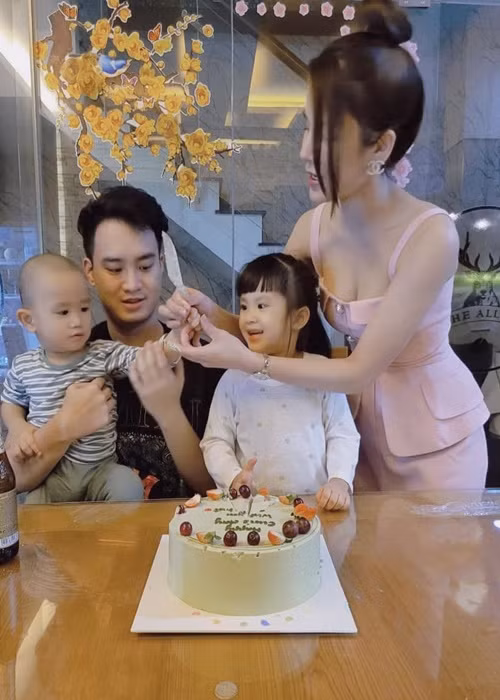 Cả hai đều cố gắng tránh gây ồn ào.