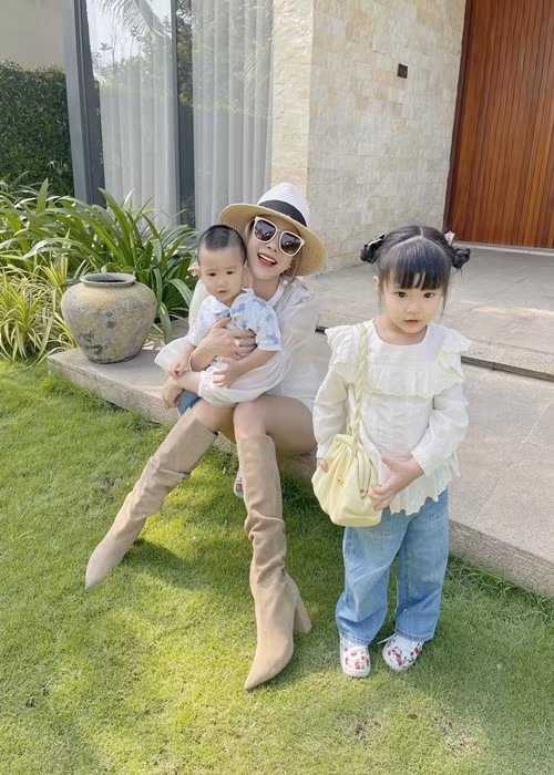 Nữ người mẫu đã dọn ra khỏi nhà chồng. Hai con nhỏ ở cùng Diệp Lâm Anh.