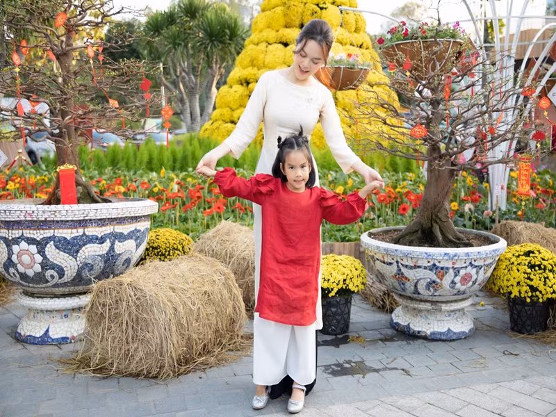 Phạm Quỳnh Anh cùng con gái Tuệ An diện áo dài đi chơi.