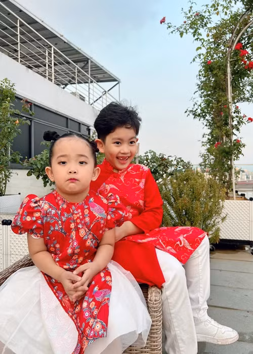 "Cậu ấm, cô chiêu" nhà sao Việt Khánh Thi - Phan Hiển cũng được bố mẹ cho hưởng không khí Tết từ sớm khi liên tục diện áo dài.