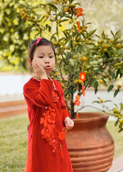 Con gái của Thanh Thảo tạo dáng đáng yêu.