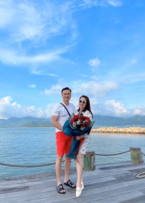 Nửa kia của Chi Bảo là doanh nhân Lý Thùy Chang. Cô xinh đẹp, tài giỏi, khéo giữ mối quan hệ tốt đẹp với con trai riêng và vợ cũ của Chi Bảo.