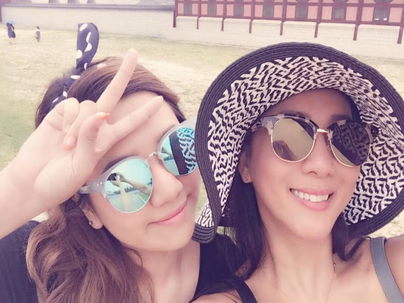 Maili Nguyễn sinh năm 1996, là ái nữ nhà sao Việt Kỳ Duyên. Con gái của nữ MC hải ngoại đã quyết định bỏ học đại học giữa chừng để sinh sống và làm việc ở Hàn Quốc.