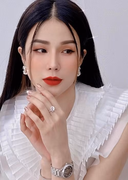 Đa số cư dân mạng đứng về phía Diệp Lâm Anh, mong rằng cô sẽ nhanh chóng vượt qua biến cố hôn nhân và cùng hai con nhỏ sớm ổn định cuộc sống. Ảnh: FB Diệp Lâm Anh