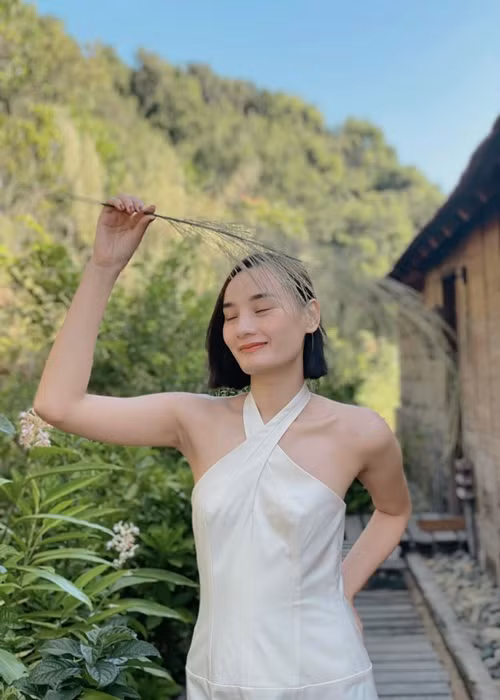 “Hôm qua giờ nhiều người body shaming mình vì mình ngực lép ghê, mình nói nè mình muốn to mình bỏ có 200 triệu ra là to nhưng chồng mình gu lạ nên bớt vô Facebook của mình vô duyên lại. Cuối năm rồi mình không muốn đôi co qua lại nha. Cuối năm rồi vui vẻ không quạu nha”, Lê Thúy đáp trả.