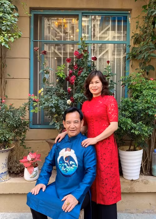 Trên trang cá nhân, bà xã của Quang Tèo thi thoảng chia sẻ hình ảnh bên chồng con. Ảnh: FBNV