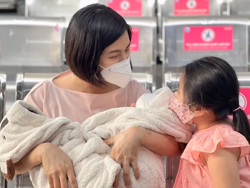 Trong cuộc phỏng vấn cách đây không lâu, Vân Trang cho biết, gia đình chồng khá hiện đại, không quan trọng con trai hay con gái. Người đặt áp lực cho Vân Trang là chính bản thân nữ diễn viên. Vân Trang muốn có một bé trai để biết được con gái thế này, con trai thế kia. Nữ diễn viên nghĩ rằng việc này phải chờ trong tương lai thế nào vì con cái là lộc trời cho. Hiện tại, Vân Trang cho rằng cô phải làm tốt trách nhiệm làm mẹ của 3 cô con gái đáng yêu.
