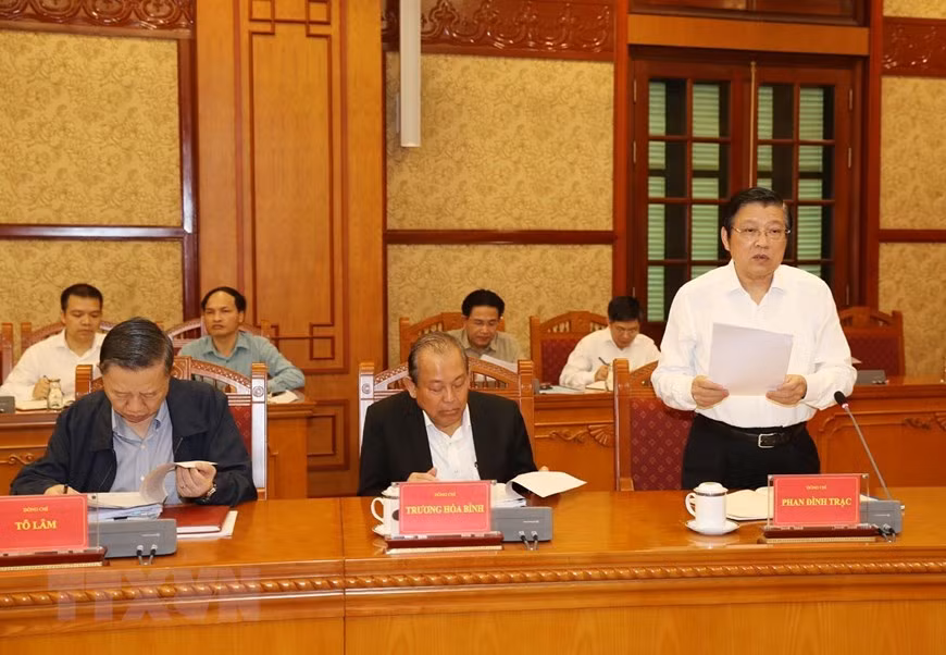 Ông Phan Đình Trạc - Bí thư Trung ương Đảng, Trưởng Ban Nội chính Trung ương, Phó Trưởng ban Thường trực Ban Chỉ đạo Trung ương về phòng, chống tham nhũng phát biểu tại cuộc họp. (Ảnh: Trí Dũng/TTXVN)