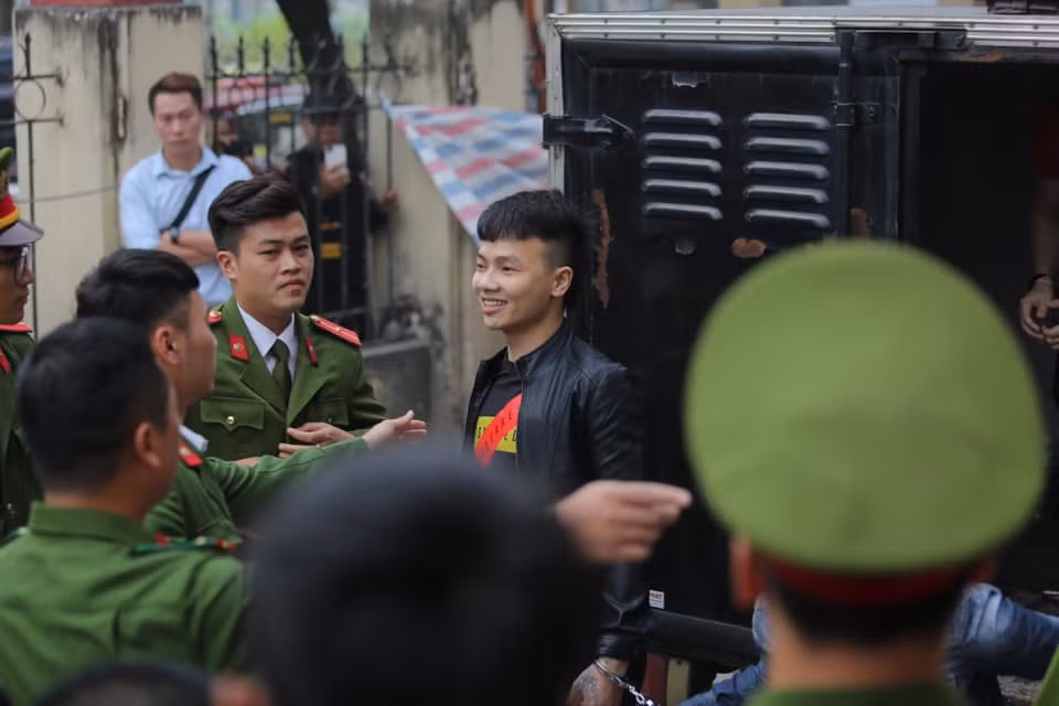 1 ngày đã trôi qua sau phiên tòa xét xử Ngô Bá Khá (tức Khá "Bảnh"), tuy nhiên, dư âm mà nó để lại vẫn khiến dư luận xôn xao, bàn tán. Theo đó, trưa 13/11, sau nửa ngày xét xử, TAND thị xã Từ Sơn, tỉnh Bắc Ninh tuyên án Ngô Bá Khá (tức Khá "Bảnh") 6 năm 6 tháng tù về tội Tổ chức đánh bạc và 4 năm tù về tội Đánh bạc. Tổng hợp mức án, Khá phải lĩnh 10 năm 6 tháng tù và bị xử phạt 30 triệu đồng. Ảnh: Facebook Hữu Thắng.