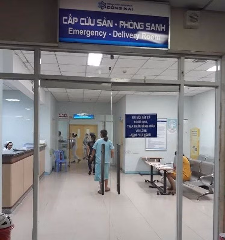 Trong lúc bộ phận kỹ thuật bệnh viện chưa đến xử lý sự cố thì Luân xông vào phòng cấp cứu của Khoa sản và kéo bác sĩ Nguyễn Lan Hương (26 tuổi) ra gây sự, đấm thẳng vào mặt. Nữ bác sĩ choáng váng và la lớn. Những người gần đó phải đến can ngăn vụ việc, đưa nữ bác sĩ vào phòng chăm sóc vết thương. 
