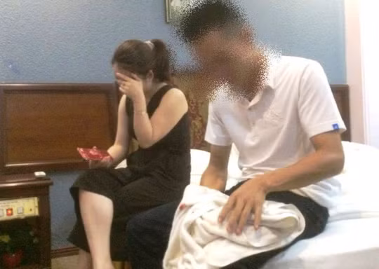  Thượng úy CSGT vào nhà nghỉ với cô giáo mầm non bị cảnh cáo, chuyển công tác, khoảng 20h20 phút ngày 21/7/2018, anh L.T.V. và gia đình đã bắt quả tang chị L.T.P. (là vợ mình) đang ở trong nhà nghỉ Quyền Quý (xã Hoằng Long, TP Thanh Hóa) cùng 1 cán bộ CSGT Thanh Hóa. Ngay sau đó, anh T. đã báo cáo công an lập biên bản sự việc, đồng thời làm đơn tố cáo gửi các cơ quan ban ngành về mối quan hệ bất chính của vợ. 