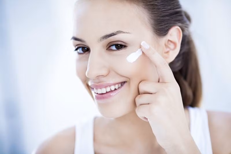 Điều quan trọng cần lưu ý là các tia UV độc lập với nhiệt độ - vì vậy da bạn rất có thể bị tổn thương bởi ánh nắng mặt trời vào một ngày nắng lạnh hơn là vào một ngày hè nắng nóng. Cơ quan Y tế Công cộng của Ireland cũng cho biết: “Những ngày trời tươi sáng ngay cả khi có mây trắng thì mức độ bức xạ tia cực tím gây hại vẫn rất cao”.