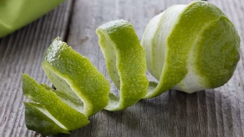 Do hàm lượng axit citric cao nên vỏ chanh còn có thể ngăn chặn răng và nướu vấn đề liên quan đến răng miệng cực hiệu quả. Ảnh bachhoaxanh.