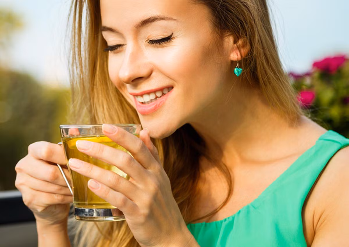  Uống trà thay cho cà phê Đây là các giúp cho não và tim bạn hoạt động khỏe mạnh. Bên cạnh lượng caffeine nhất dịnh giúp bạn tỉnh táo, trà xanh còn chứa nhiều chất chống ô xy hóa và các khoáng chất tốt cho sức khỏe.